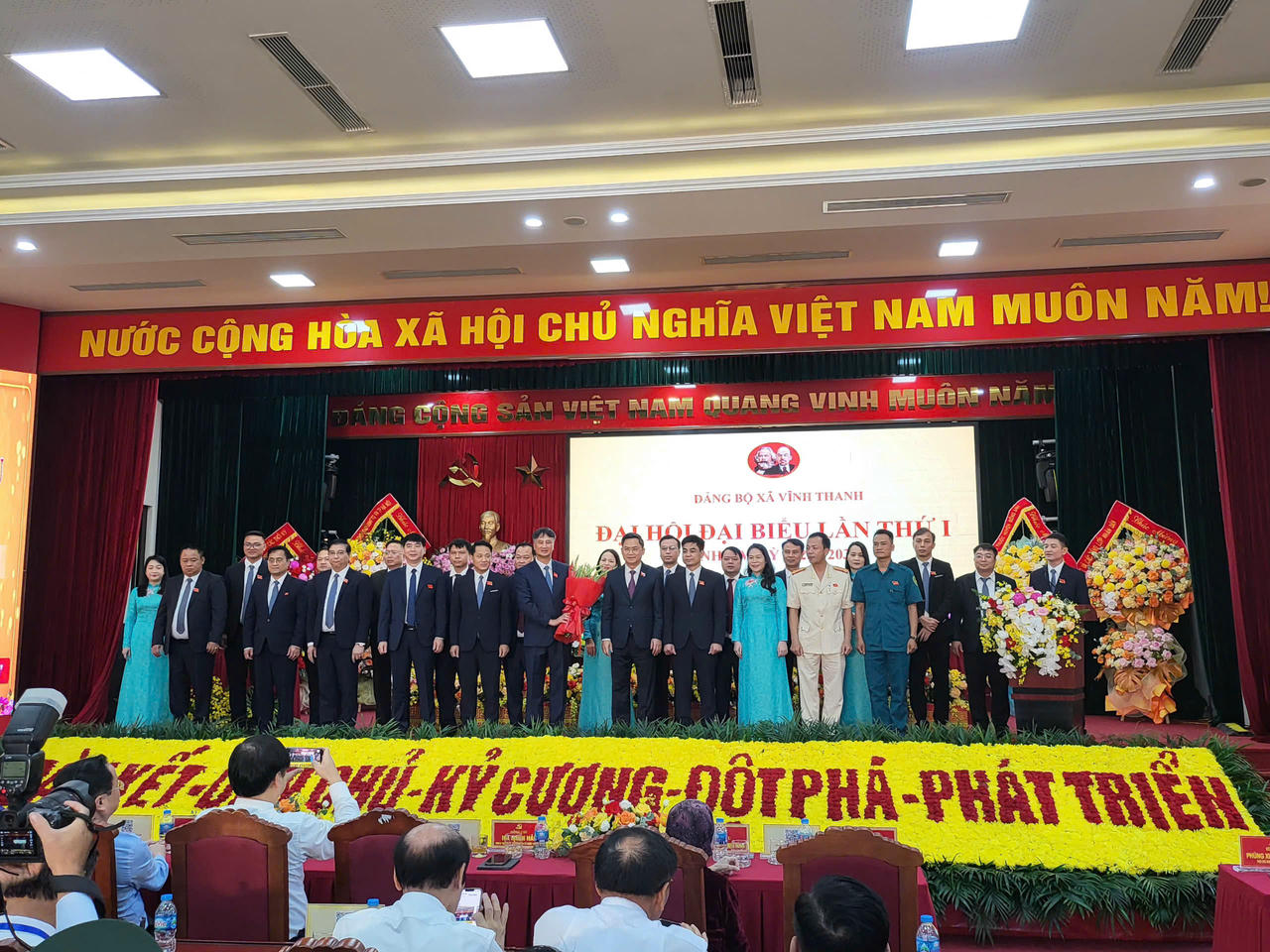 Trưởng ban Tổ chức thành ủy Hà Nội chúc mừng Ban Chấp hành Đảng bộ xã Vĩnh Thanh.