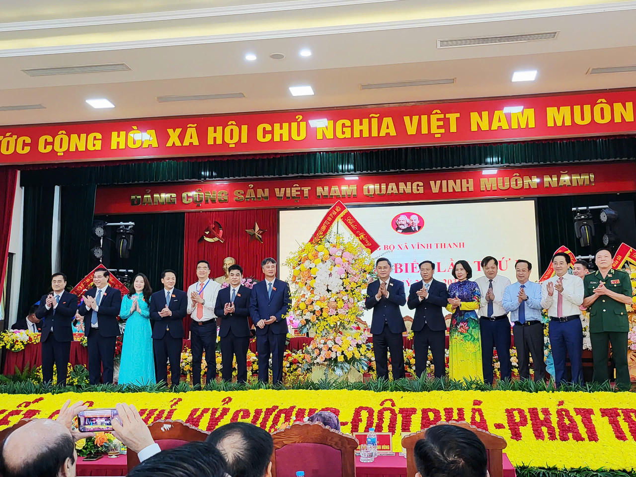 Đồng chí Hà Minh Hải cùng các lãnh đạo Sở ngành và Đoàn Công tác số 8 tặng hoa chúc mừng đại hội.