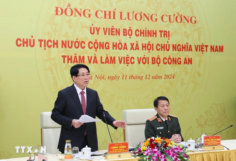 Chủ tịch nước Lương Cường đến thăm và làm việc với Bộ Công an vào sáng 11/12/2024 tại Hà Nội.