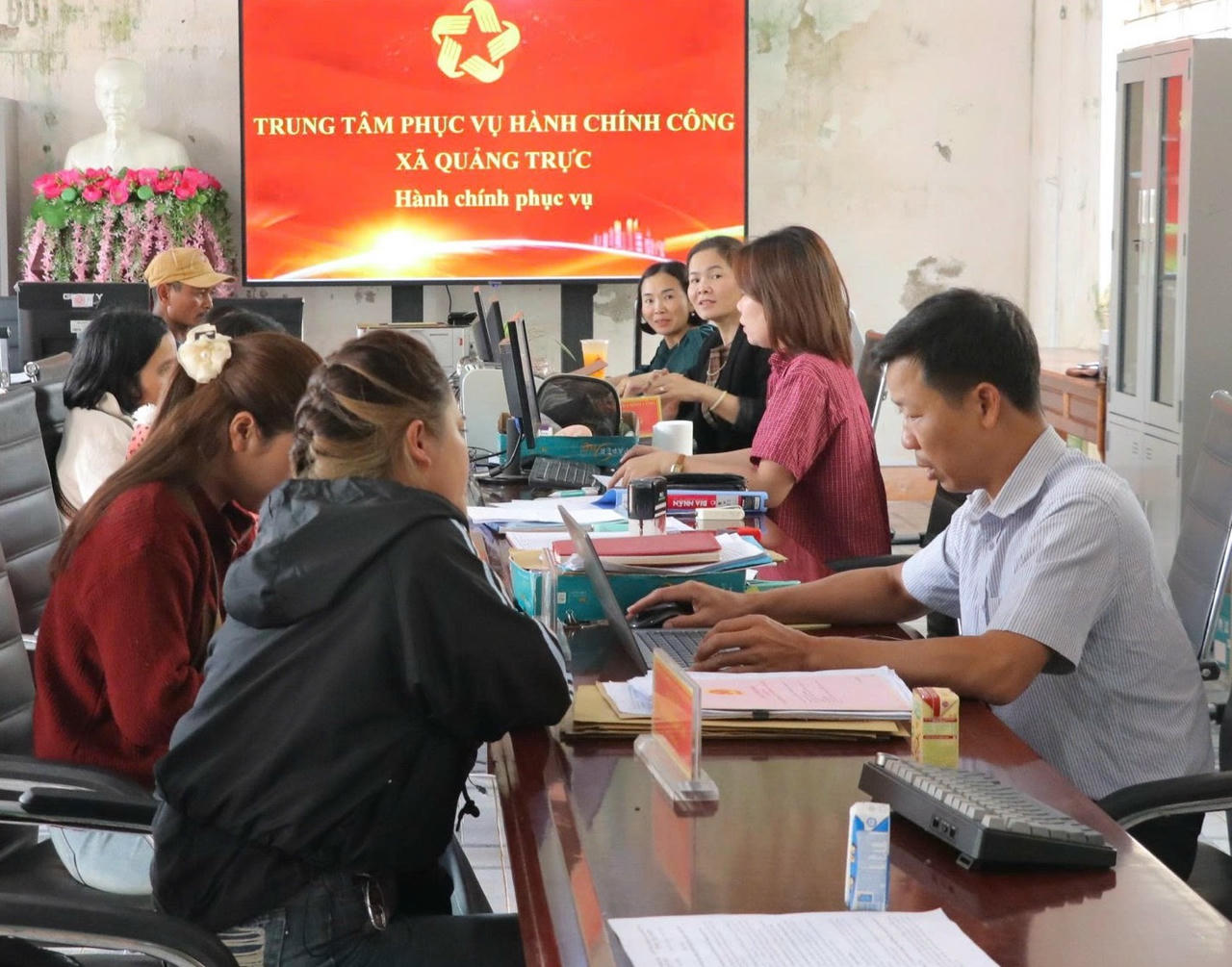 Giải quyết thủ tục hành chính tại Trung tâm phục vụ hành chính công xã Quảng Trực.