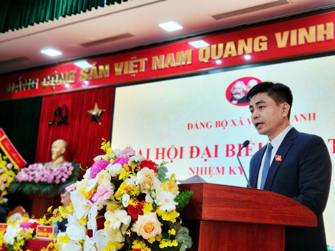 Đồng chí Nguyễn Tuấn Hà - Phó Bí thư thường trực UBND xã Vĩnh Thanh nêu Báo cáo chính trị tại Đại hội.