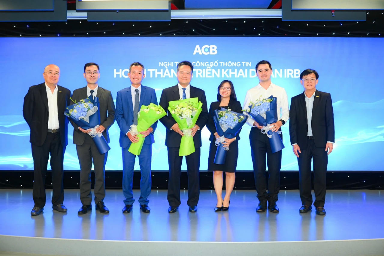 Đại diện KPMG cùng Đại điện Ban Dự án ACB nhận hoa kỷ niệm tại sự kiện.