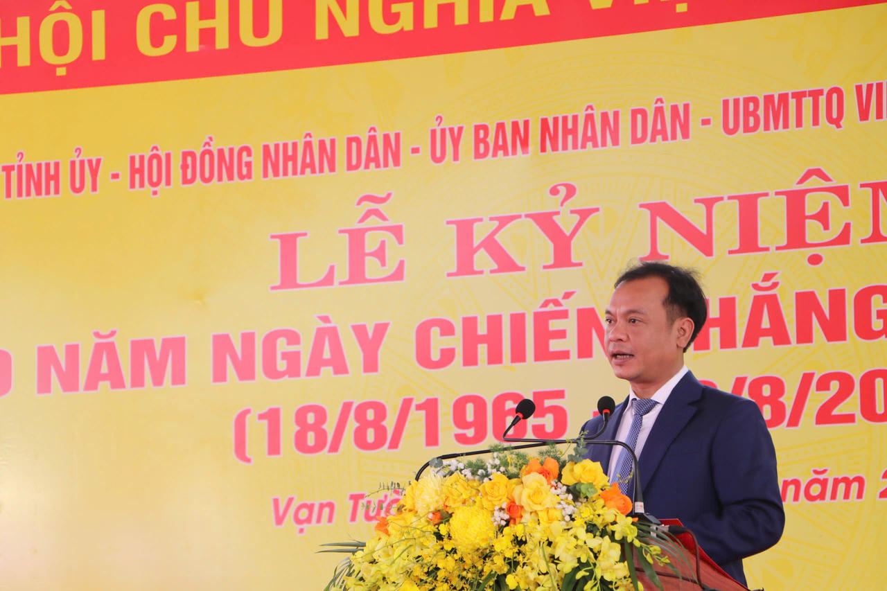 Ông U Huấn - Phó Bí thư Thường trực Tỉnh ủy, Chủ tịch Ủy ban Mặt trận Tổ quốc Việt Nam tỉnh Quảng Ngãi phát biểu tại buổi lễ. 