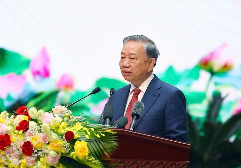 Tổng Bí thư Tô Lâm bày tỏ, với trí tuệ và tấm lòng, các đồng chí nguyên Ủy viên Trung ương Đảng, cán bộ lão thành, cán bộ cấp cao qua các thời kỳ sẽ tiếp tục là "người chiến sĩ trên mặt trận mới", mặt trận của niềm tin, trí tuệ và kinh nghiệm để cùng thế hệ đương nhiệm chèo lái con thuyền cách mạng - Ảnh: VGP/Nguyễn Hoàng