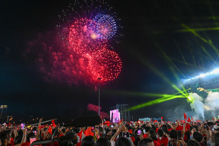 Màn bắn pháo hoa rực rỡ khiến khán giả thích thú, hò reo (ảnh BTC).