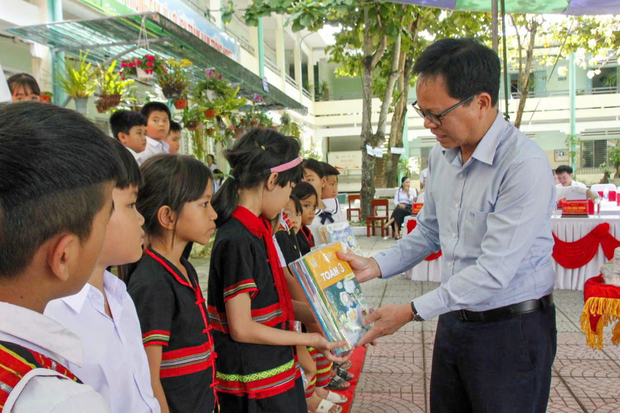 Đại diện BSR trao tặng sách mới cho các em học sinh trước thềm năm học mới.