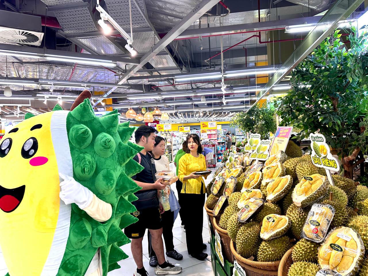 Khách hàng lựa chọn các sản phẩm tại Winmart.