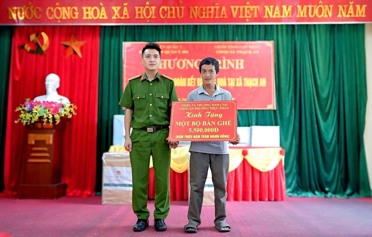 Thiếu tá Trương Nam Cao, cán bộ công an phường Thục Phán tặng quà cho người dân Cao Bằng (Ảnh: CACB)
