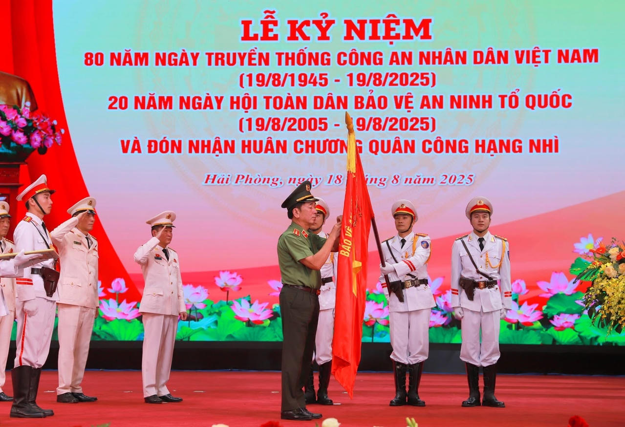 Thượng tướng Trần Quốc Tỏ, Thứ trưởng Bộ Công an thừa ủy quyền của lãnh đạo Đảng, Nhà nước trao Huân chương Quân công hạng Nhì cho Công an TP Hải Phòng.
