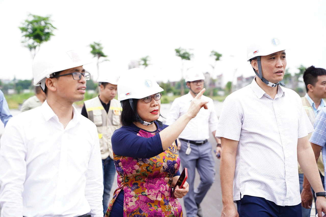 Thứ trưởng Đặng Hoàng Oanh kiểm tra tiến độ triển khai Cơ sở đào tạo của Trường Đại học Luật Hà Nội tại tỉnh Bắc Ninh ngày 26.5. Ảnh Phương Mai