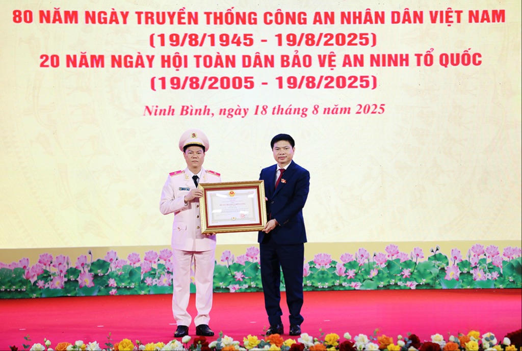Thừa ủy quyền của Chủ tịch nước, Bí thư Tỉnh ủy Ninh Bình Trương Quốc Huy trao Huân chương Chiến công hạng Nhất cho Thiếu tướng Nguyễn Hữu Mạnh - Giám đốc Công an tỉnh Ninh Bình (Ảnh: Trần Ích)