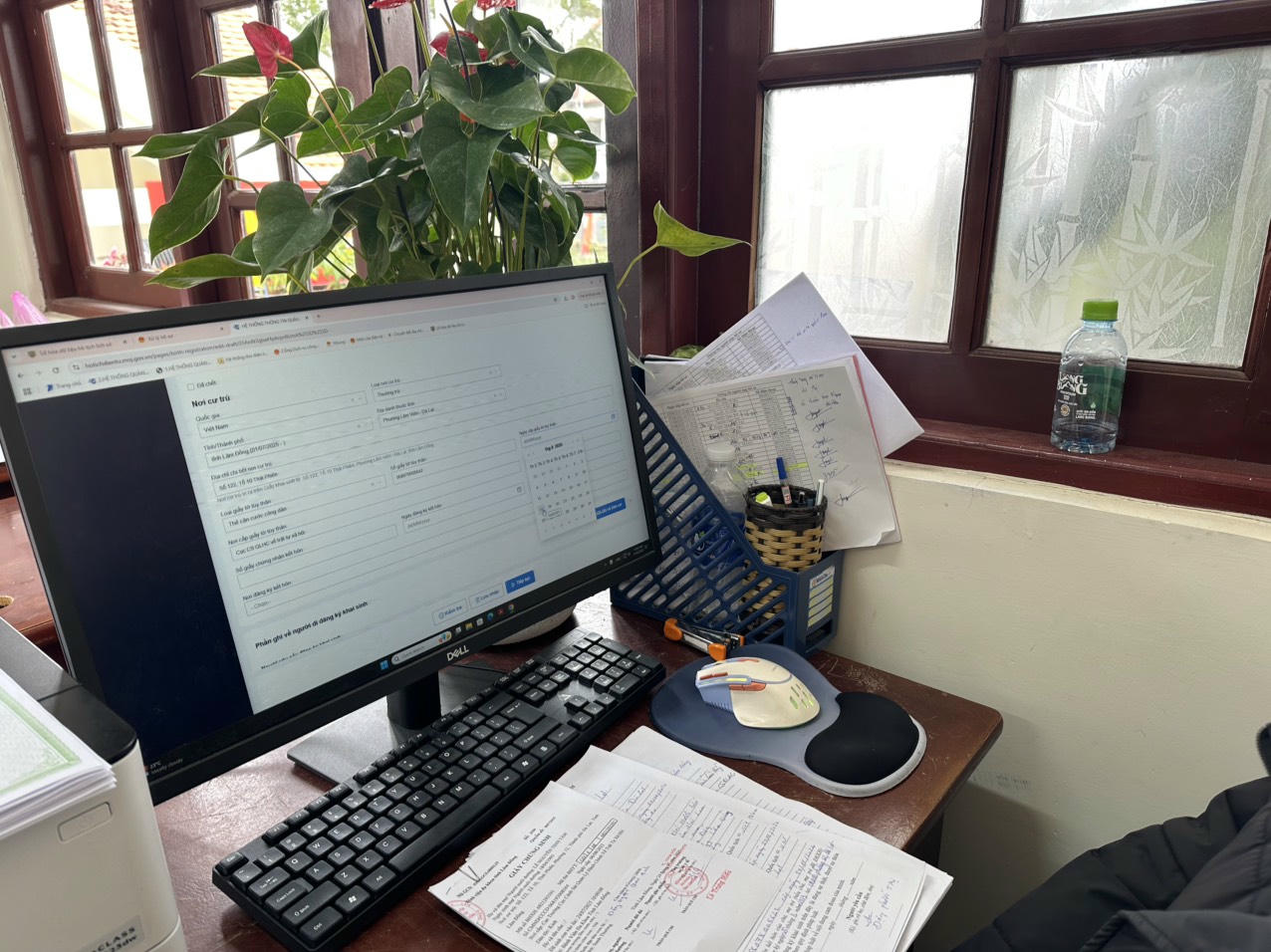 Thao tác điền ngày tháng cũng bất cập khi phải nhấp chuột chọn vào lịch điện tử thay vì gõ trực tiếp.