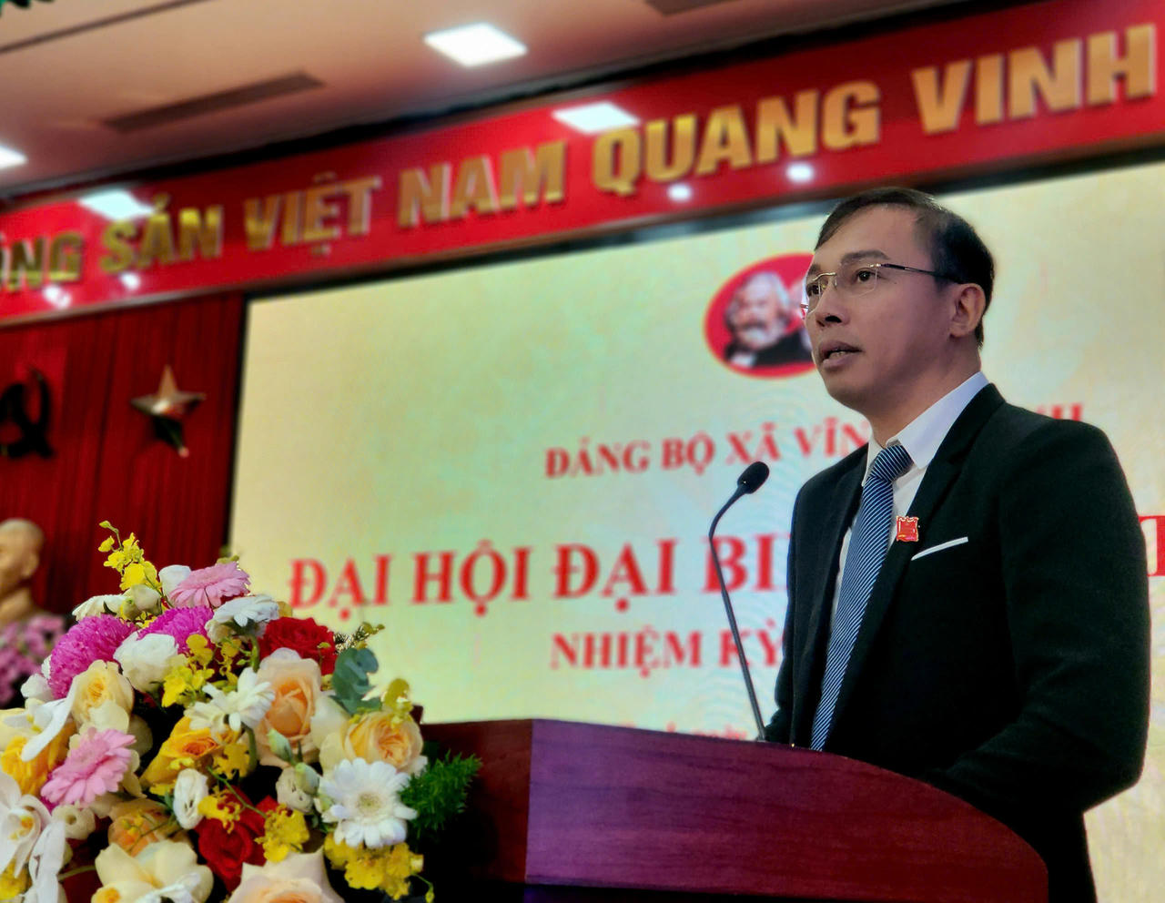 Đồng chí Nguyễn Tất Vũ - Phó Chánh văn phòng HĐND&UBND xã Vĩnh Thanh trình bày tham luận