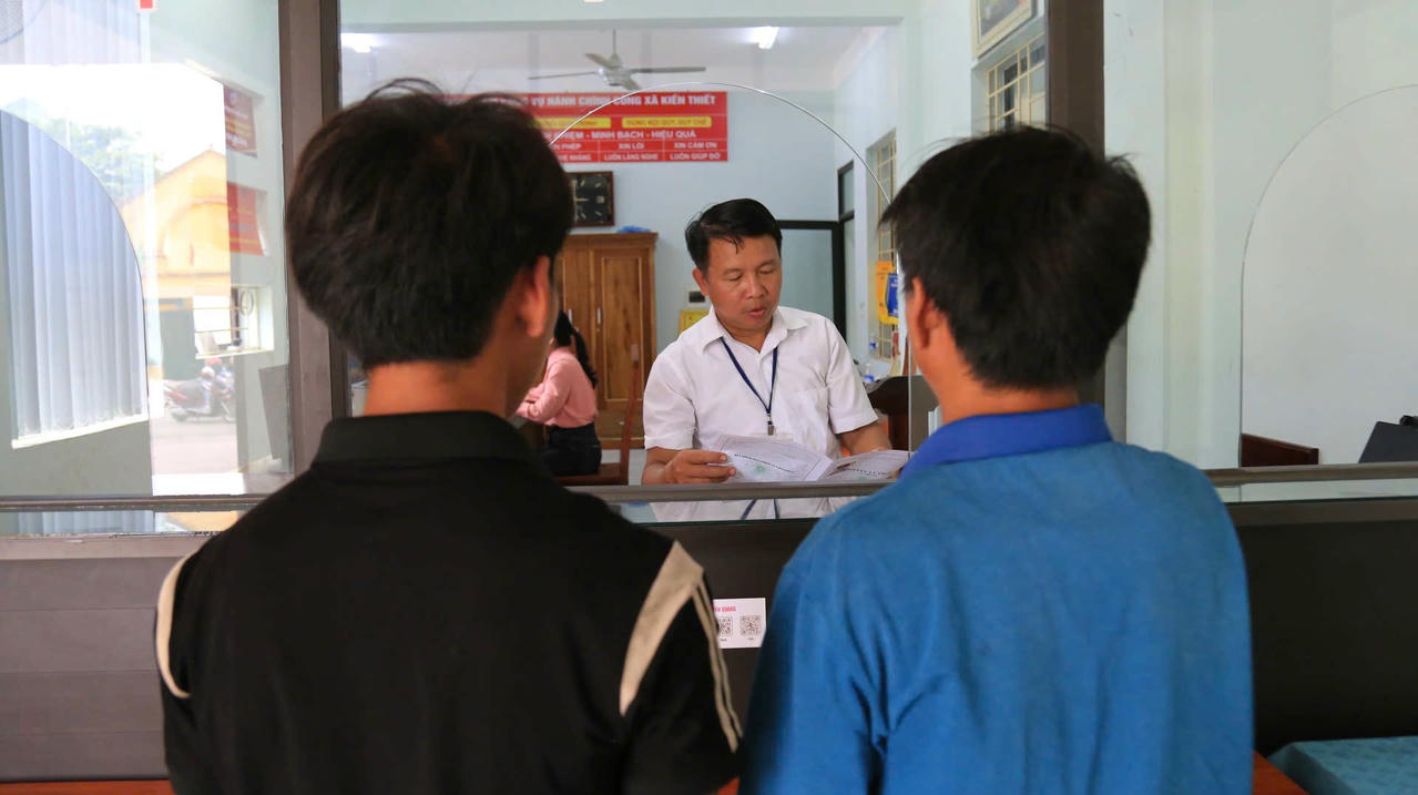 Cán bộ trung tâm hành chính công xã Kiến Thiết – Tuyên Quang chủ động tiếp nhận hồ sơ của người dân. Ảnh: Nhật Nguyên.