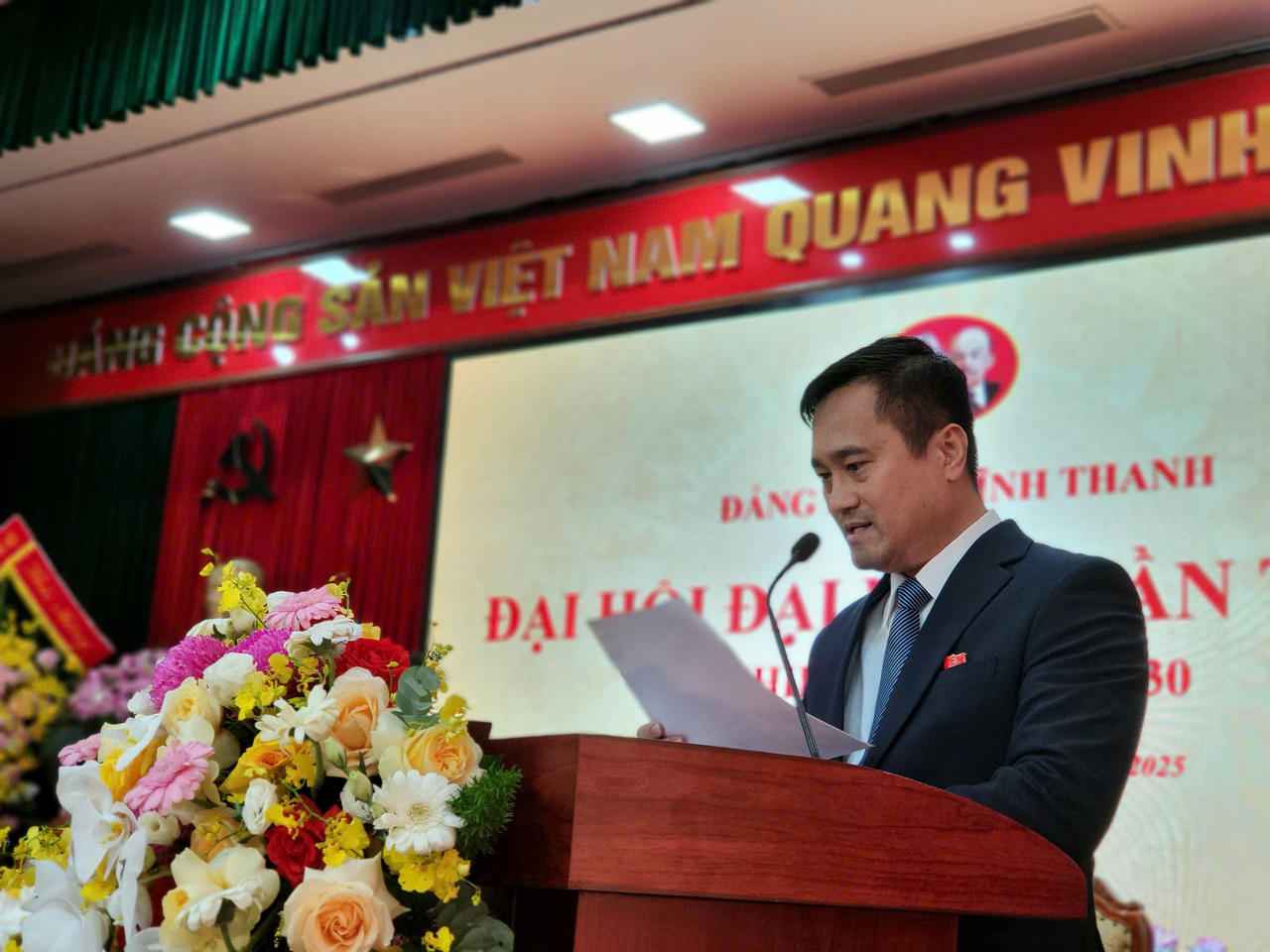 Đồng chí Nguyễn Đăng Nam - Chủ nhiệm UBKT xã Vĩnh Thanh thẩm tra tư cách Đại biểu.