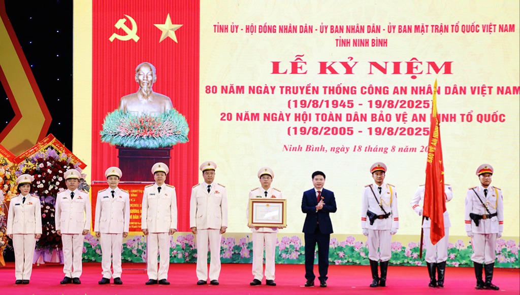 Thừa ủy quyền của Chủ tịch nước, Bí thư Tỉnh ủy Ninh Bình Trương Quốc Huy trao Huân chương Chiến công hạng Ba cho tập thể Phòng An ninh điều tra, Công an tỉnh Ninh Bình (Ảnh: Trần Ích)