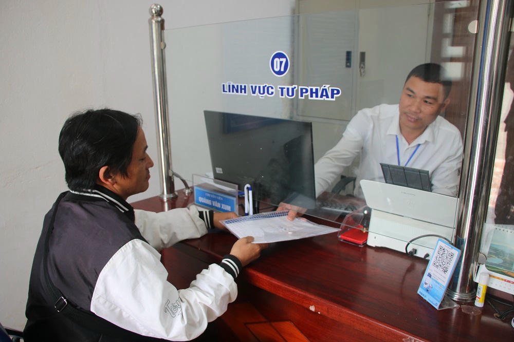 Người dân đến làm thủ tịch hành chính về tư pháp tại bộ phận một cửa phường Chiềng Sinh.