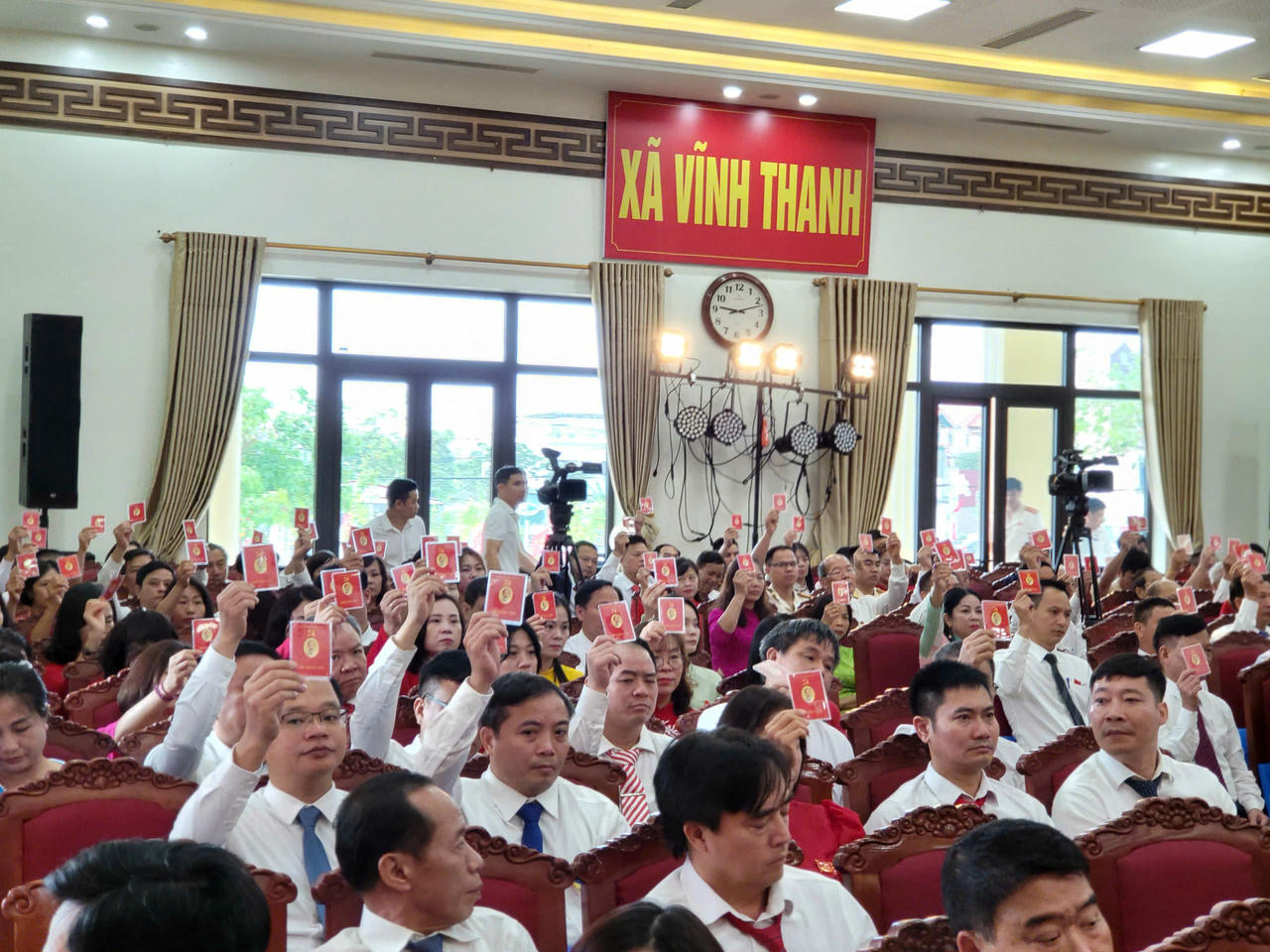 100% Các Đại biểu thông qua Biểu quyết Đại hội.