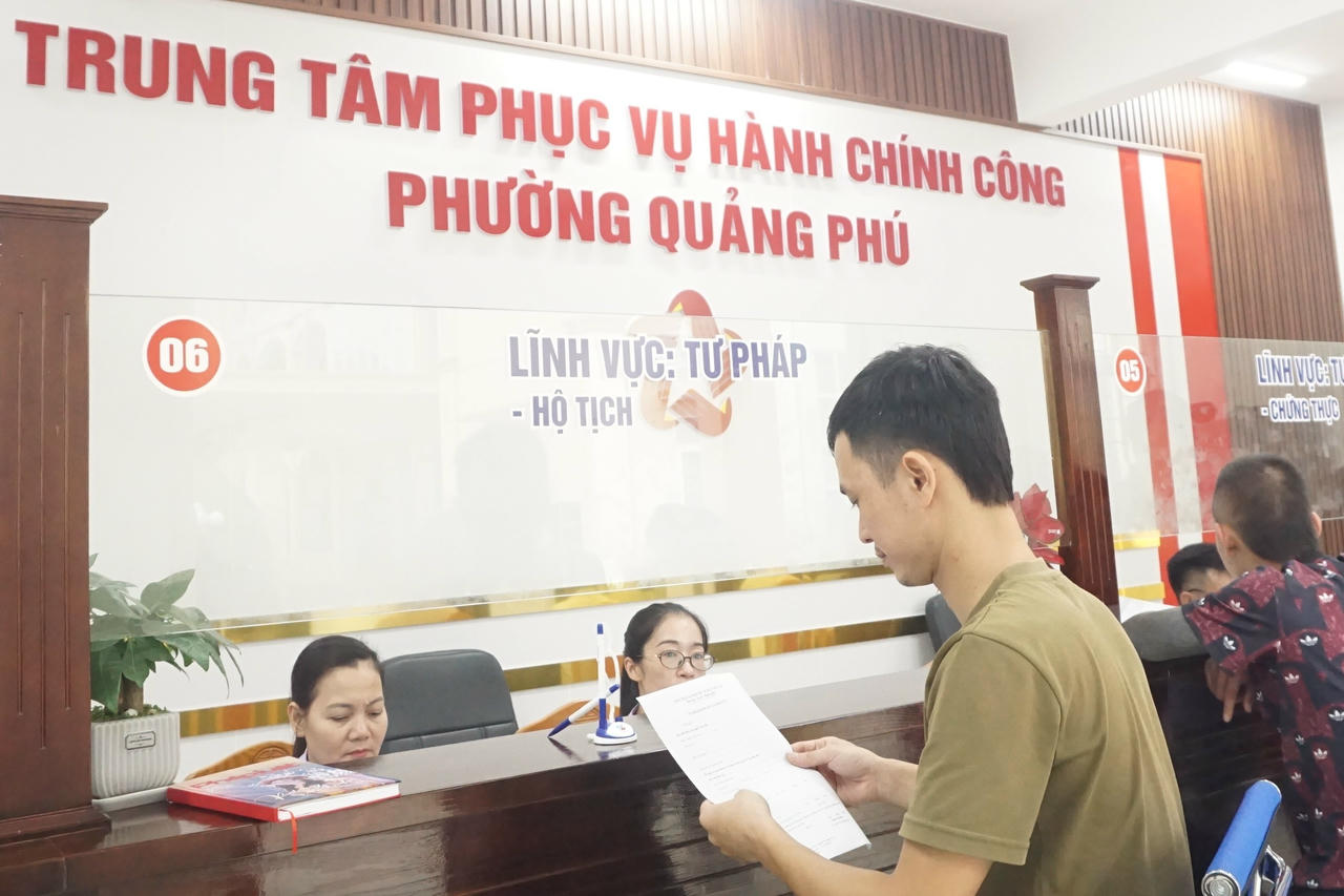 Người dân đến làm thủ tục tại phường Quảng Phú, tỉnh Thanh Hóa. (Ảnh: P. Dương)