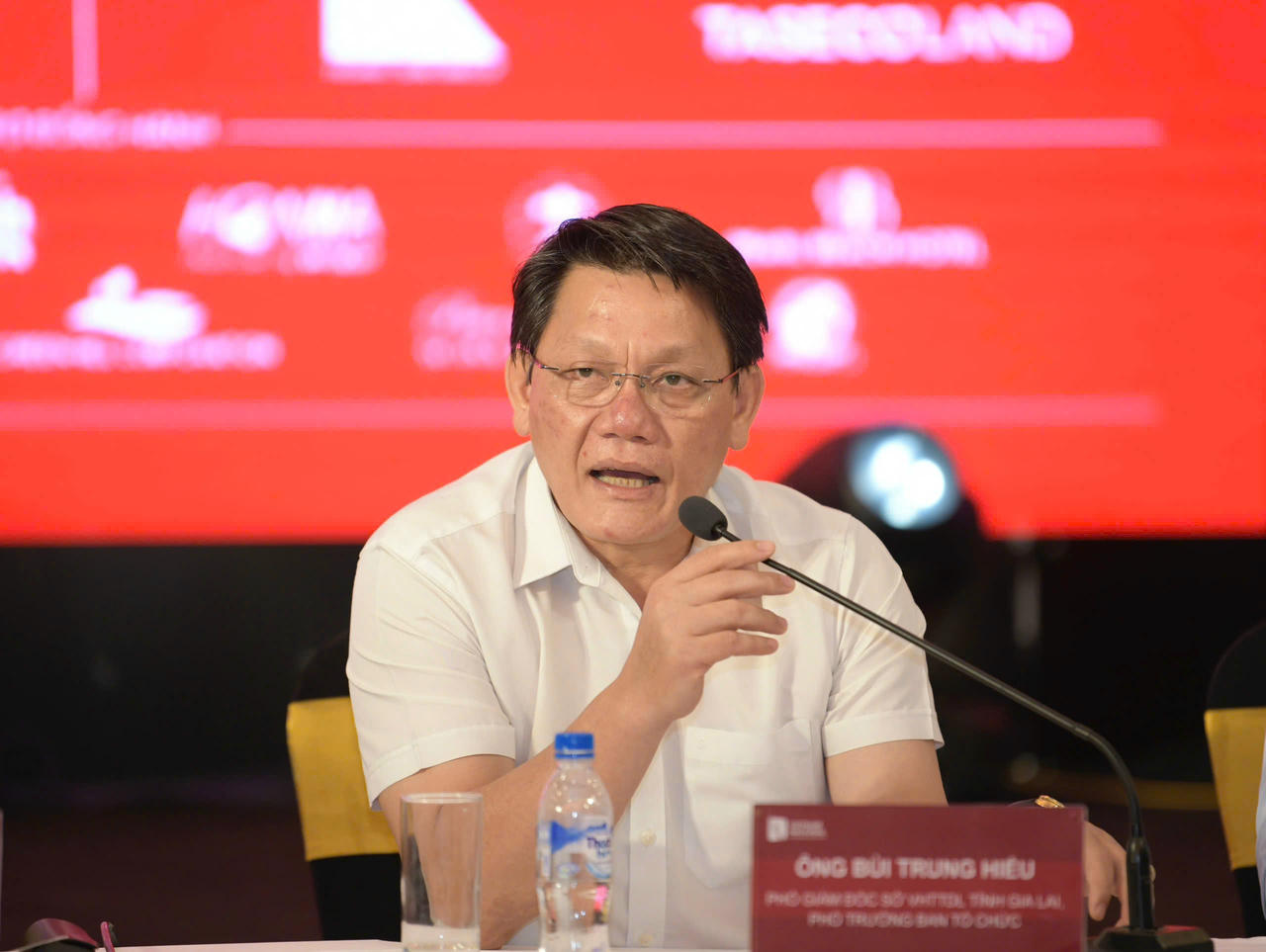 Ông Bùi Trung Hiếu, phó giám đốc Sở Văn hóa, Thể thao và Du lịch tỉnh Gia Lai trả lời báo chí