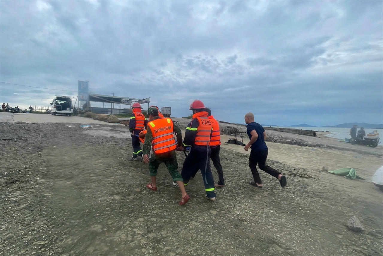 17 người dân xuất phát từ bến Gềnh Võ, xã Quảng Hà (Quảng Ninh) đi ra khu vùng biển thuộc thôn Bình Hải, xã Đầm Hà để nuôi Hàu thì gặp nạn