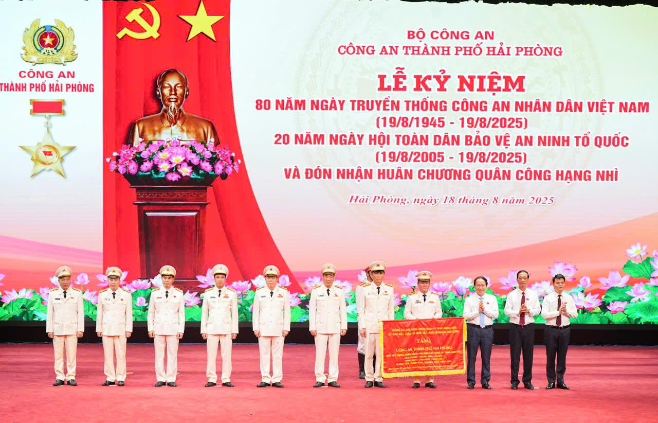 Lãnh đạo TP Hải Phòng trao bức trướng tặng Công an TP Hải Phòng.