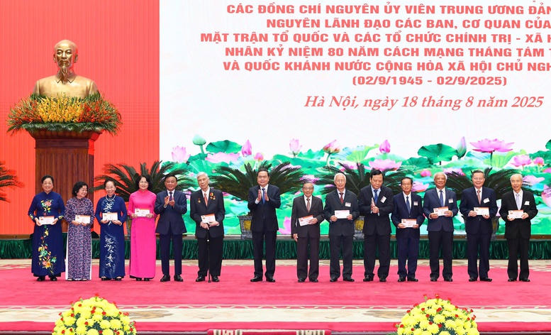 Chủ tịch Quốc hội Trần Thanh Mẫn trao Thẻ đảng viên mới cho các đồng chí lão thành cách mạng, các đồng chí nguyên Ủy viên Trung ương Đảng - Ảnh: VGP/Nguyễn Hoàng