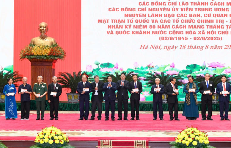 Chủ tịch nước Lương Cường, Thủ tướng Chính phủ Phạm Minh Chính trao Thẻ đảng viên mới cho các đồng chí lão thành cách mạng, các đồng chí nguyên Ủy viên Trung ương Đảng - Ảnh: VGP/Nguyễn Hoàng