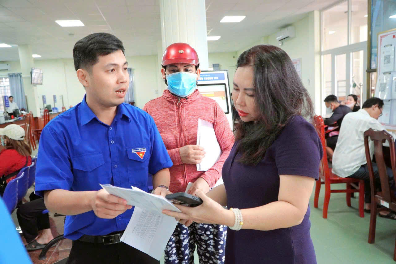 Cán bộ Đoàn Thanh niên tận tình hướng dẫn người dân