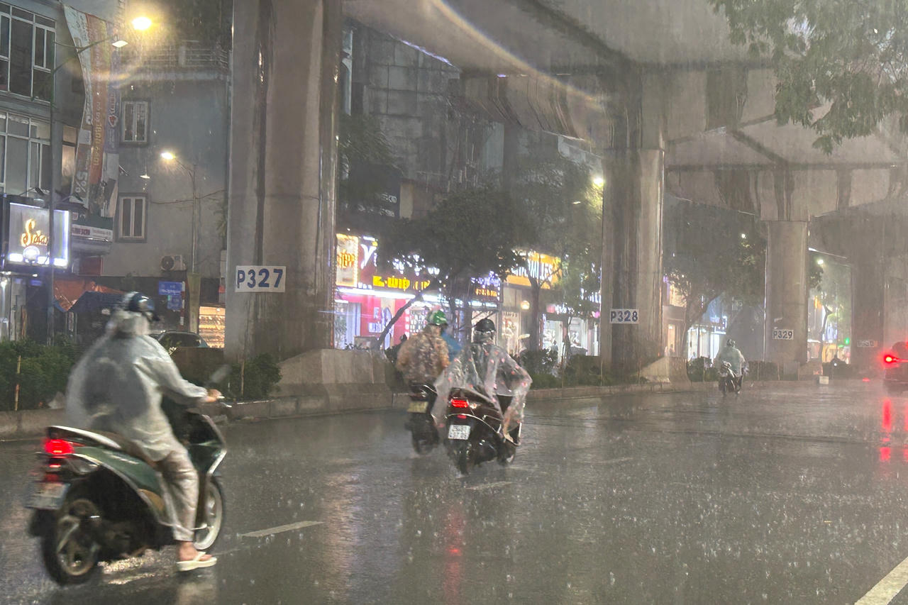 Thời tiết ngày 18/8: Đề phòng dông, lốc, sét, gió giật mạnh ở nhiều khu vực Thời tiết ngày 18/8: Đề phòng dông, lốc, sét, gió giật mạnh ở nhiều khu vực