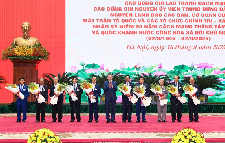Tổng Bí thư Tô Lâm trao Huy hiệu Đảng cho các đồng chí lão thành cách mạng, các đồng chí nguyên Ủy viên Trung ương Đảng nhân dịp Quốc khánh 2/9 - Ảnh: VGP/Nguyễn Hoàng