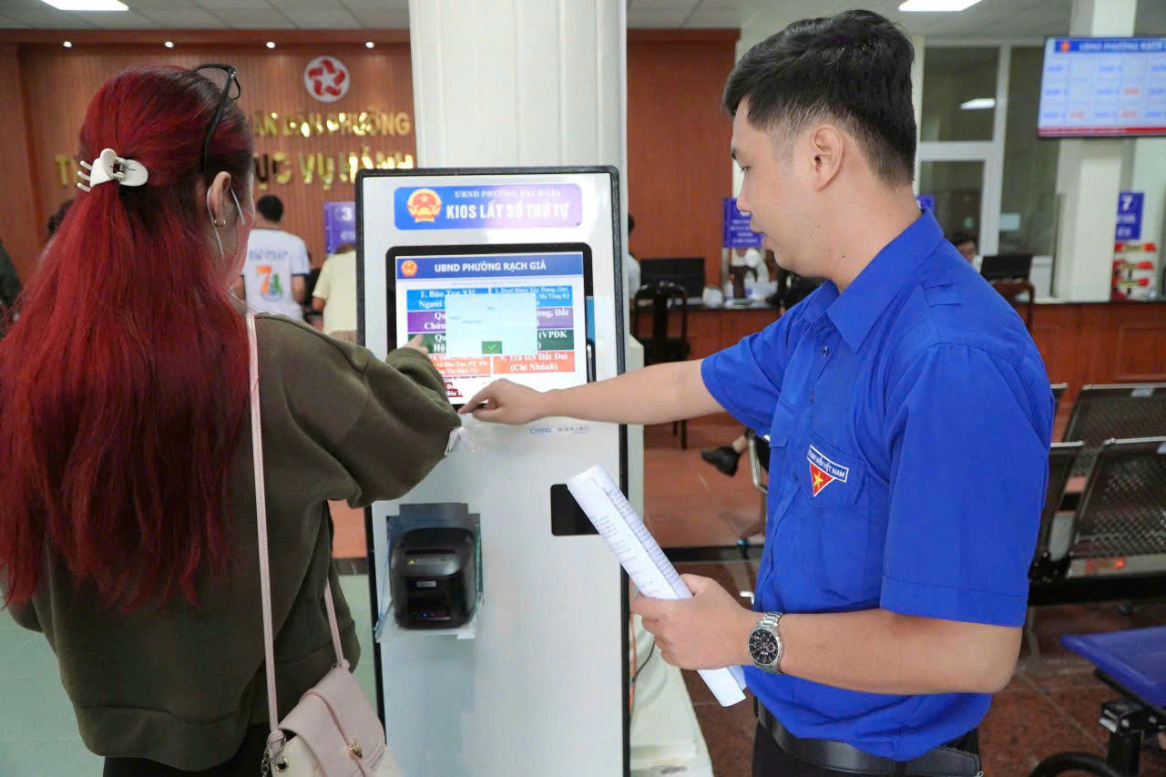 Người dân lấy số thứ tự thực hiện thủ tục hành chính