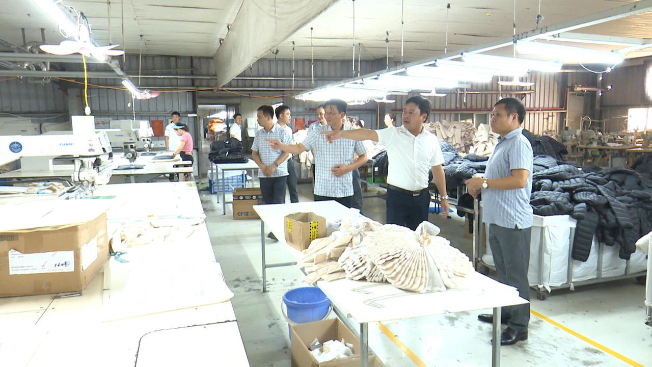 Chủ tịch UBND phường Song Liễu trực tiếp xuống cơ sở của doanh nghiệp chỉ đạo công việc.