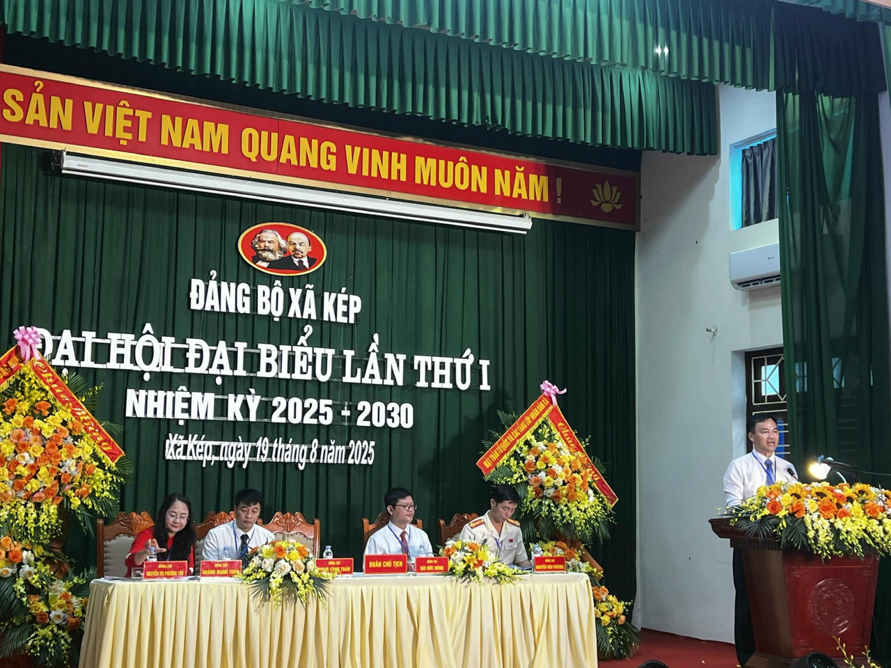 Đồng chí Phạm Công Toản - Bí thư Đảng uỷ xã Kép phát biểu 