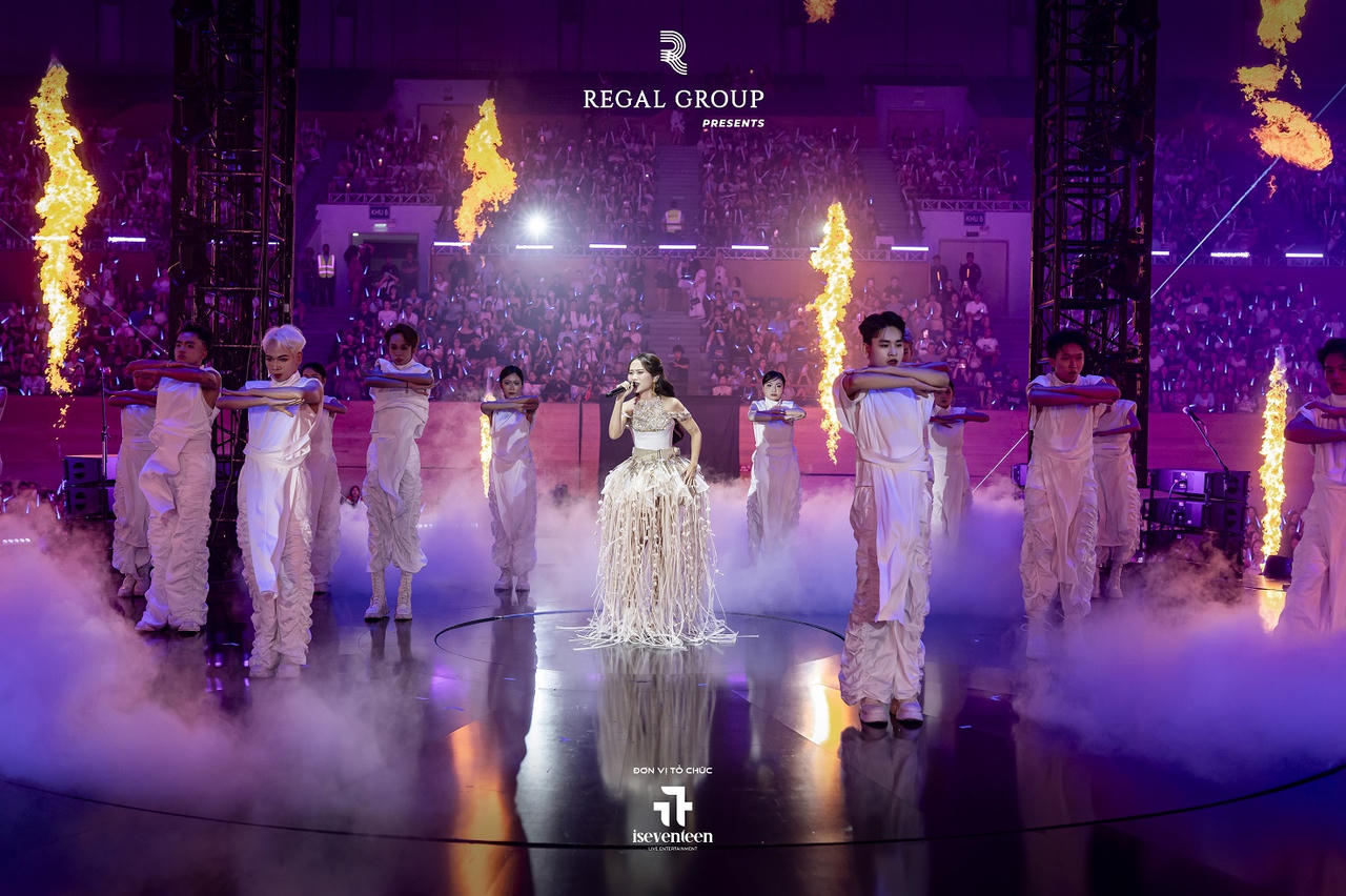 Phương Mỹ Chi tỏa sáng đầy rực rỡ giữa không gian 360 độ của sân khấu xoay.