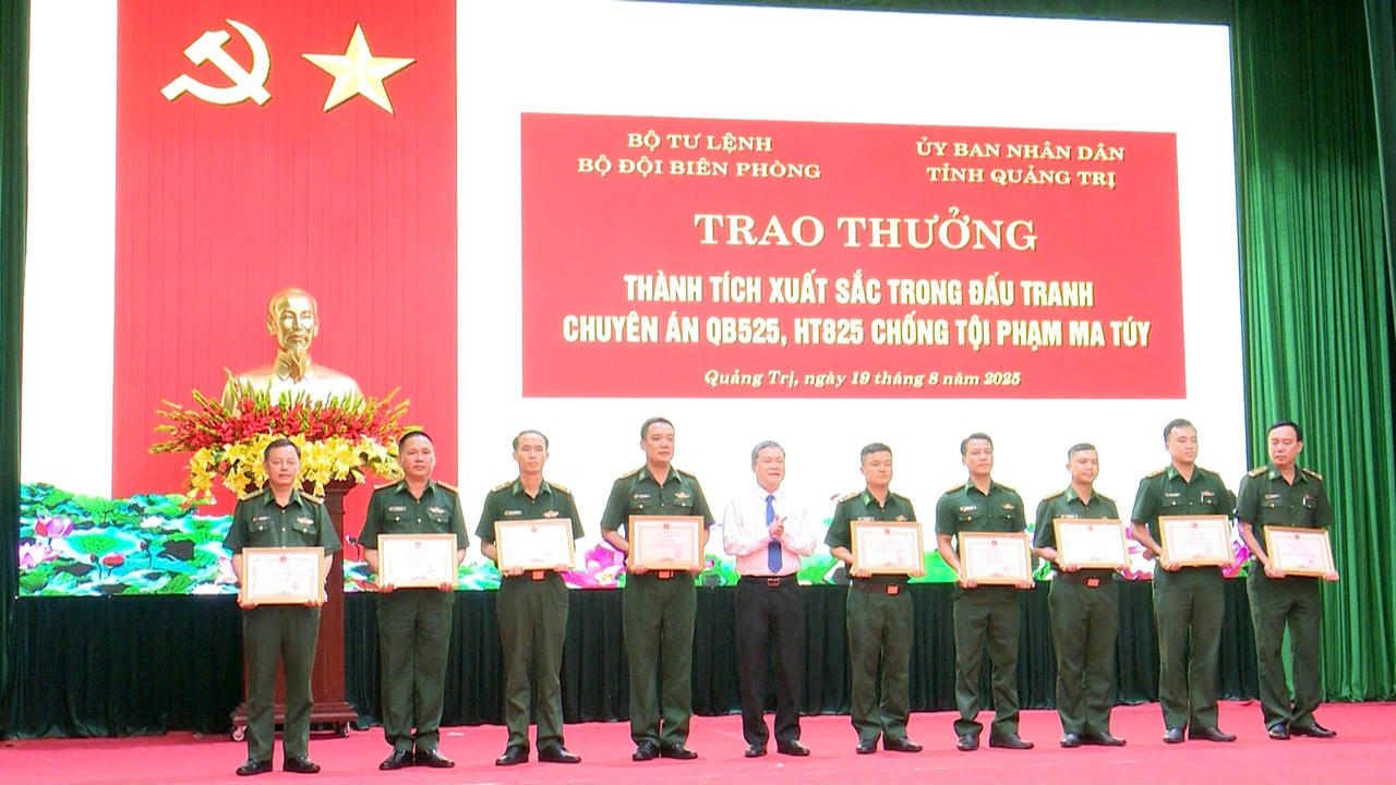 Phó Chủ tịch UBND tỉnh Quảng Trị Phan Phong Phú trao Bằng khen cho các cá nhân có thành tích xuất sắc trong thực hiện Chuyên án QB525.