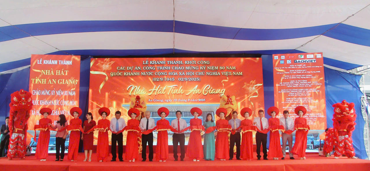 Lãnh đạo tỉnh, lãnh đạo các sở, ngành tỉnh An Giang cắt băng khánh thành. (Ảnh: Khánh Thùy)