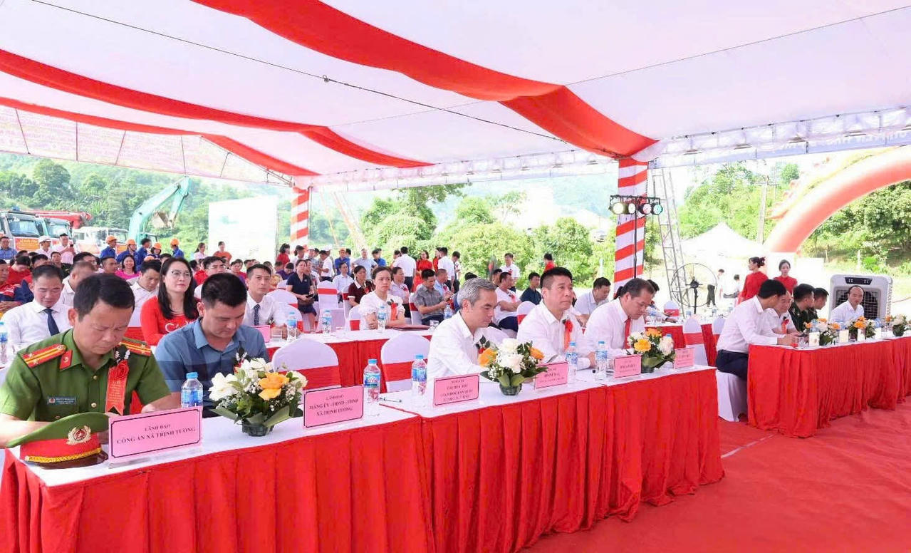 Các đại biểu tham dự lễ khởi công.