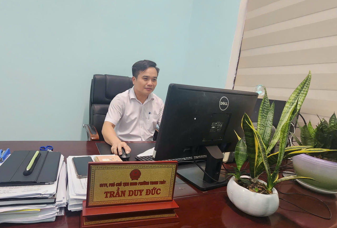 Ông  Đức chia sẻ những khó khăn, vướng mắc khi thực hiện thủ tục hộ tịch điện tử