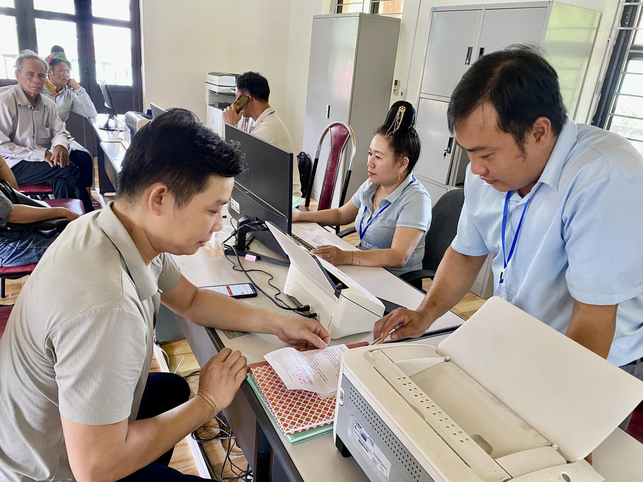 Cán bộ xã Mường Tè hướng dẫn người dân đến làm thủ tục hành chính.