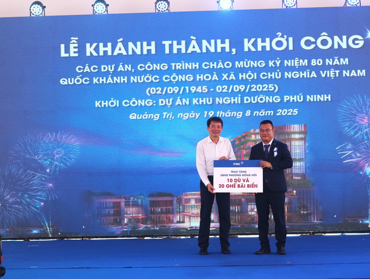 Đại diện chủ đầu tư trao 10 dù, 20 ghế bãi biển cho UBND phường Đồng Hới.