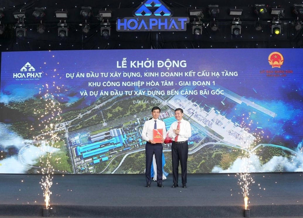 Chủ tịch UBND Đắk Lắk Tạ Anh Tuấn trao quyết định cho nhà đầu tư.