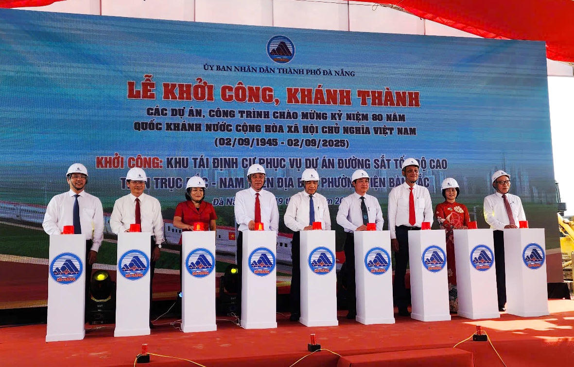 Các đại biểu thực hiện nghi thức nhấn nút khởi công dự án Khu tái định cư phục vụ dự án đường sắc tốc độ cao tại TP Đà Nẵng. 