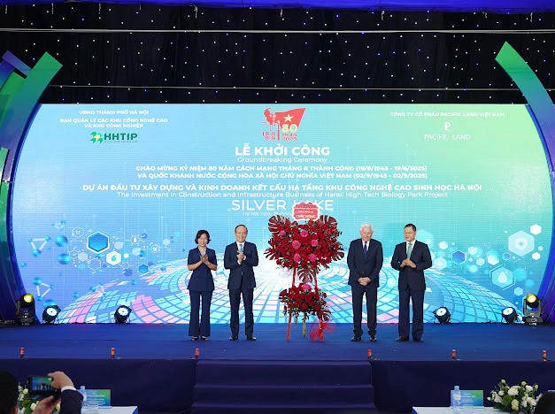 Lãnh đạo thành phố Hà Nội tặng hoa chúc mừng lễ khởi công Dự án Đầu tư xây dựng và Kinh doanh kết cấu hạ tầng Khu Công nghệ cao Sinh học Hà Nội.