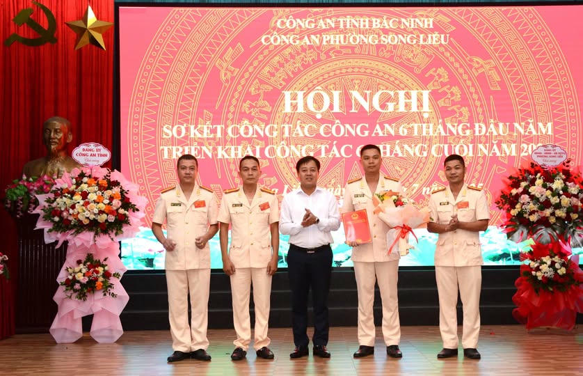 Chủ tịch UBND phường Song Liễu chúc mừng lực lượng Công an phường.