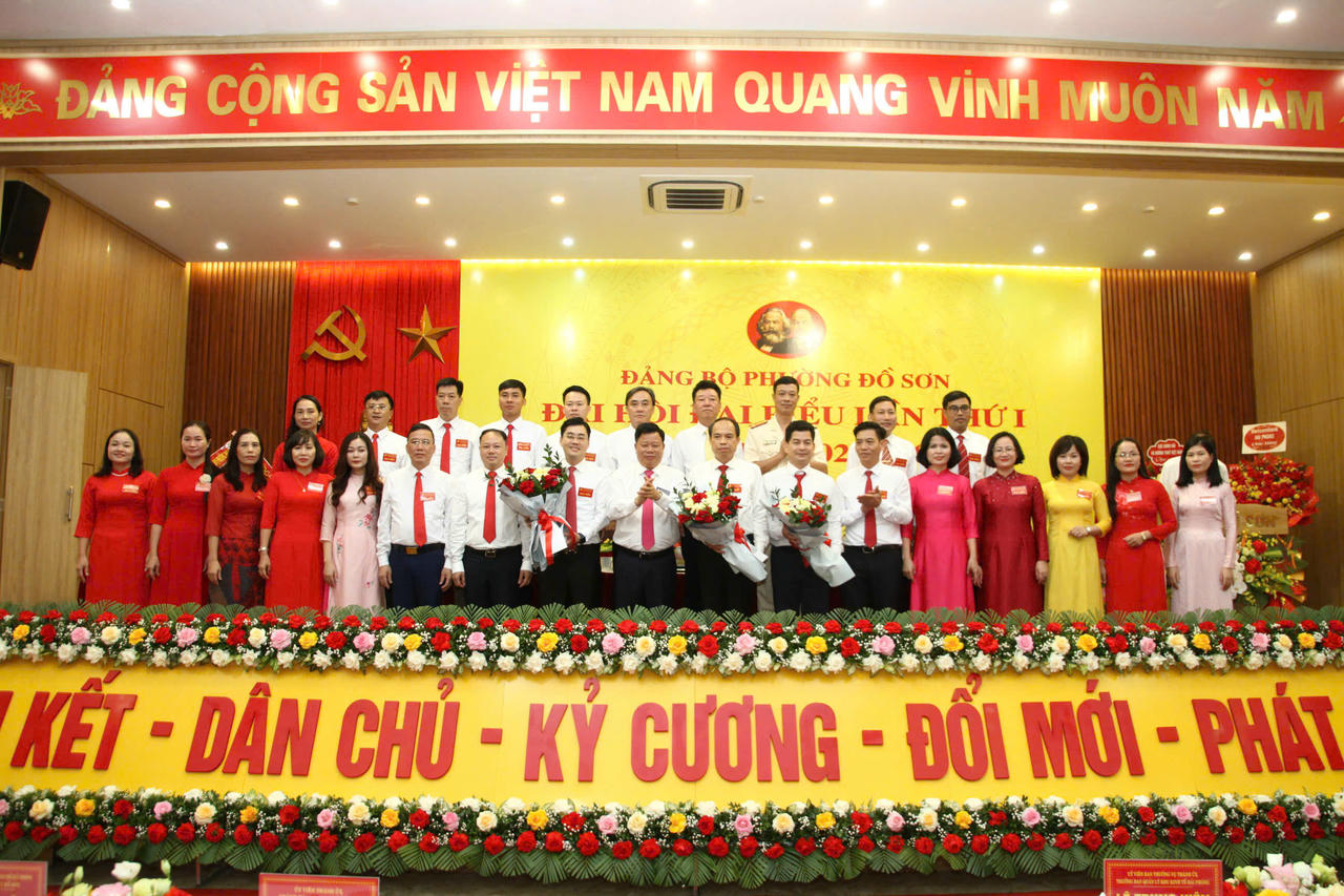 Trưởng Ban Quản lý KKT Hải Phòng Lê Trung Kiên tặng hoa chúc mừng Ban Chấp hành Đảng bộ phường Đồ Sơn nhiệm kỳ 2025 - 2030.