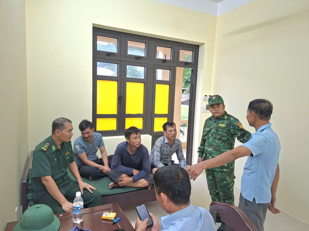 Thủy thủ đoàn được kiểm tra sức khỏe, bố trí nơi ăn nghỉ, sinh hoạt, hỗ trợ liên lạc với gia đình và các lực lượng chức năng.