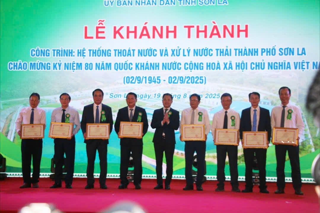 Chủ tịch UBND tỉnh tặng Bằng khen cho các tập thể, cá nhân.