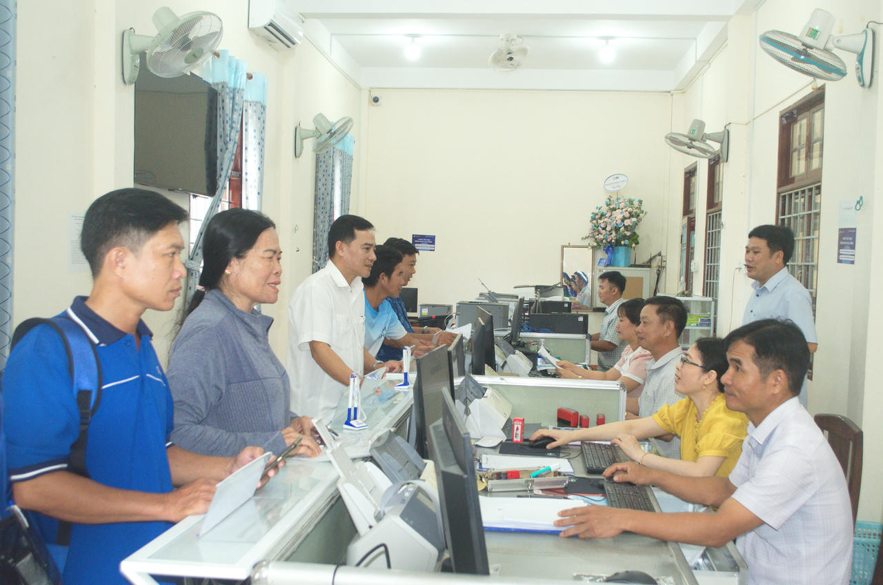 Người dân làm thủ tục hành chính tại Trung tâm Hành chính công xã Châu Thới