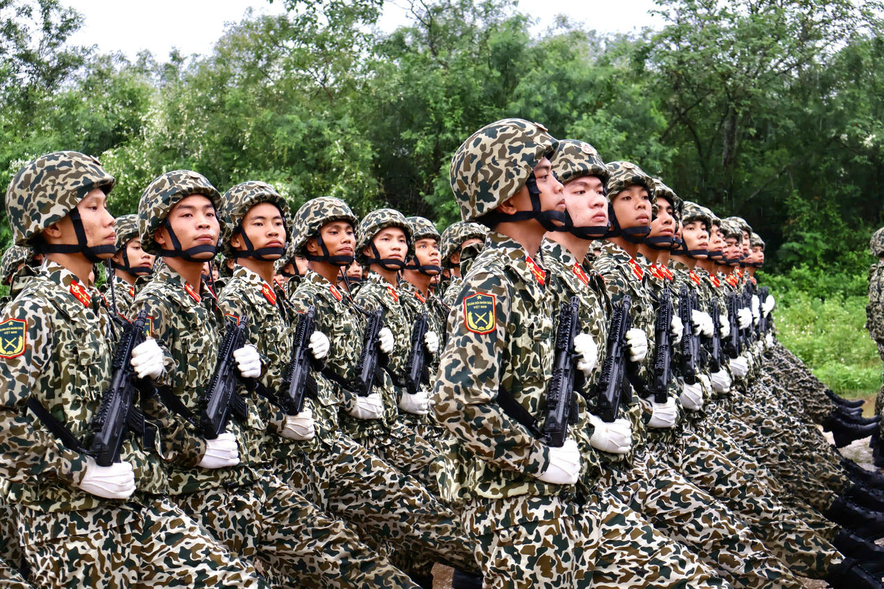 Với tinh thần kỷ luật, gần 200 chiến sĩ đặc công bước vào giai đoạn "nước rút" chuẩn bị tâm thế sẵn sàng cho ngày Lễ kỷ niệm 80 năm Cách mạng Tháng tám thành công và Quốc khánh 2/9.
